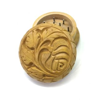 grinder en bois decoration feuilles