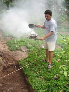 Fumigation de purification, cérémonie du rituel de la terre.