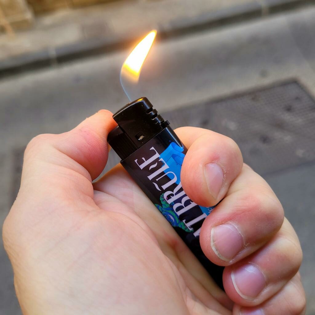 COMMENT RECHARGER UN BRIQUET 