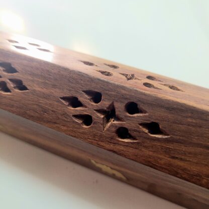 détail trous porte encens coffre